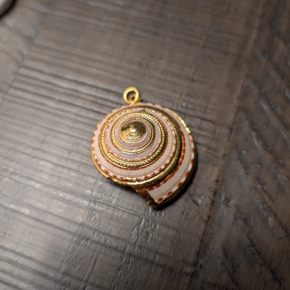 Jewelry - Vintage Gold Tone and Cream/Brown Seashell Pendant